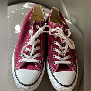 Women’s size 9.5, low top Converse Chuck Taylor’s. EUC